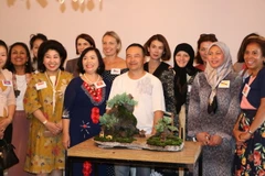 Phu nhân Nguyễn Thị Thanh Thủy và nghệ sỹ Phạm Bảo Khánh Linh cùng phu nhân Đại sứ các nước tại Canberra. (Ảnh: Khánh Linh/Vietnam+)