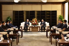 Ủy viên Bộ Chính trị, Thường trực Ban Bí thư Trần Quốc Vượng trong cuộc gặp với ông Hồ Hòa Bình, Ủy viên Trung ương Đảng, Bí thư Tỉnh ủy Thiểm Tây, Trung Quốc. (Ảnh: Lương Anh Tuấn/TTXVN)