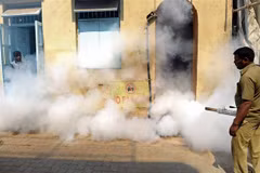 Phun thuốc khử trùng nhằm ngăn chặn sự lây lan của virus Zika tại Mumbai, Ấn Độ. (Ảnh: AFP/TTXVN)