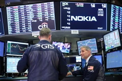  Giao dịch viên tại Sàn giao dịch chứng khoán New York, Mỹ. (Nguồn: THX/TTXVN)