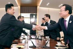 Phái đoàn của Hàn Quốc (trái) và Triều Tiên (phải) tại phiên đàm phán ở làng đình chiến Panmunjom ngày 17/1. (Nguồn: THX/TTXVN)