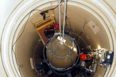  Nhóm bảo dưỡng tên lửa của Không lực Mỹ tháo dỡ phần trên của một tên lửa đạn đạo liên lục địa có chứa đầu đạn hạt nhân tại căn cứ không quân Malmstrom ở Montana. (Nguồn: REUTERS/TTXVN)