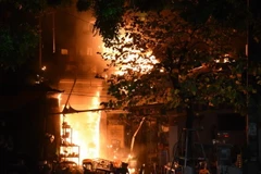 [Video] Quán bia cháy dữ dội, dân nhậu nhảy từ tầng 2 xuống thoát thân