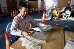 Nhân viên kiểm phiếu làm việc tại thành phố Najaf, Iraq ngày 13/5. (Ảnh: AFP/TTXVN)