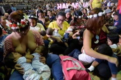 Các bà mẹ Philippines hưởng ứng Tuần lễ Nuôi con bằng sữa mẹ năm 2017. (Nguồn: AFP/TTXVN)