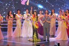 Lãnh đạo Tỉnh ủy Ninh Bình trao danh hiệu "Người đẹp Hoa Lư 2018" cho thí sinh Phạm Thị Mỹ Huyền. (Ảnh: Hải Yến/TTXVN)