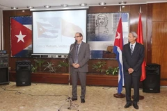 (Đại sứ Việt Nam Đặng Xuân Dũng (phải) và Đại sứ Cuba Orestes Perez Perez phát biểu tại buổi gặp. (Ảnh: Hoài Nam/TTXVN)