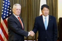 ộ trưởng Quốc phòng Nhật Bản Itsunori Onodera (phải) và người đồng cấp Mỹ James Mattis (trái). (Nguồn: Kyodo/TTXVN)