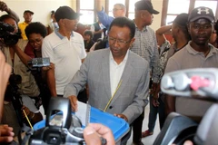 Ứng viên Tổng thống Madagascar Hery Rajaonarimampianina bỏ phiếu tại điểm bầu cử ở Antananarivo, ngày 7/11/2018. (Ảnh: THX/TTXVN)