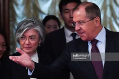 Ngoại trưởng Hàn Quốc Kang Kyung-wha và người đồng cấp Nga Sergei Lavrov. (Nguồn: Getty)