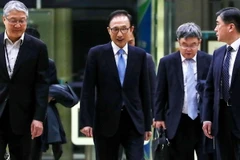 Cựu Tổng thống Hàn Quốc Lee Myung-bak (thứ 2, trái) tại Văn phòng công tố quận trung tâm Seoul ngày 15/3. (Nguồn: Yonhap/TTXVN)