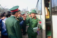  Các tân binh lên đường nhập ngũ. (Ảnh: Xuân Tư/TTXVN)