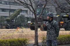 Binh sỹ thuộc lực lượng phòng vệ Nhật Bản gác tại một bệ phóng tên lửa đất đối không PAC-3 tại Tokyo, Nhật Bản ngày 6/3. (Nguồn: AFP/TTXVN)