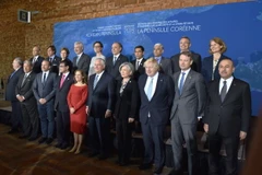 Các Ngoại trưởng chụp ảnh chung tại hội nghị. (Nguồn: AFP/TTXVN)