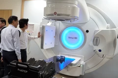 Hệ thống gia tốc xạ trị - xạ phẫu đa năng lượng VERSA HD. (Ảnh: Phương Vy/TTXVN)