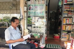 Mỗi ngày, mở tiệm sách đón tất cả mọi người đến đọc là niềm vui và hạnh phúc của ông Cần. (Ảnh: Gia Thuận/TTXVN)