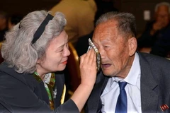 Con gái ở Hàn Quốc đoàn tụ với người cha 88 tuổi ở Triều Tiên tại buổi đoàn tụ các gia đình ly tán trong Chiến tranh Triều Tiên ở khu nghỉ dưỡng núi Kumgang tháng 10/2015. (Nguồn: AFP/TTXVN)