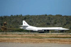 Máy bay ném bom Tupolev TU-160 của Nga hạ cánh tại sân bay quốc tế Maiquetia, phía bắc Caracas, Venezuela ngày 10/12/2018. (Ảnh: AFP/TTXVN)