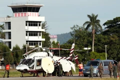 Cảnh sát và binh sỹ Thái Lan chuyển một thành viên đội bóng thiếu niên sau khi được giải cứu khỏi hang Tham Luang tới bệnh viện ở Chiang Rai. (Ảnh: EPA/TTXVN)