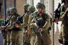 Binh sỹ Israel gác tại Hebron, Bờ Tây ngày 31/3. (Nguồn: THX/TTXVN)