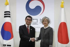 Ngoại trưởng Hàn Quốc Kang Kyung-wha (phải) và Ngoại trưởng Nhật Bản Taro Kono trong cuộc gặp tại Seoul, Hàn Quốc ngày 11/4/2018. (Ảnh: AFP/TTXVN)