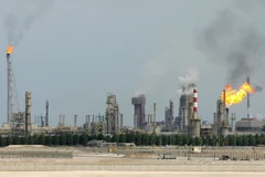 Một nhà máy lọc dầu ở ngoại ô Doha, Qatar. (Nguồn: AFP/TTXVN)