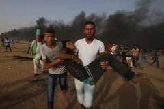 Chuyển nạn nhân bị thương trong cuộc xung đột giữa người biểu tình Palestine và binh sĩ Israel tại biên giới Gaza-Israel ngày 25/5. (Nguồn: THX/TTXVN)