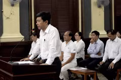  Các bị cáo lần lượt nói lời sau cùng tại phiên tòa. (Ảnh: Thành Chung/TTXVN)