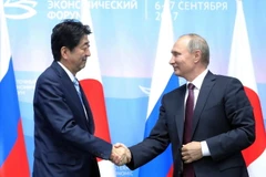 Tổng thống Nga Vladimir Putin (phải) và Thủ tướng Nhật Bản Shinzo Abe trong cuộc gặp tại Vladivostok, Nga ngày 7/9/2017. (Nguồn: AFP/TTXVN)