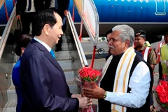 Đại diện chính quyền Bang Bihar đón Chủ tịch nước Trần Đại Quang và Phu nhân tại sân bay Gaya. (Ảnh: Nhan Sáng/TTXVN)