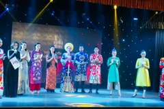 Một số mẫu thiết kế áo dài truyền thống sẽ được giới thiệu trong Lễ hội năm nay. (Ảnh: Gia Thuận/TTXVN)