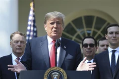 Tổng thống Mỹ Donald Trump (giữa) cùng Đại diện Thương mại Mỹ Robert Lighthizer (trái) phụ trách đàm phán USMCA và các quan chức Chính phủ tại buổi họp báo ở Washington DC., ngày 1/10/2018. (Ảnh: AFP/TTXVN)