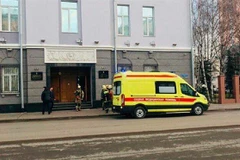 Hiện trường vụ nổ gần trụ sở Cơ quan An ninh Liên bang Nga (FSB) ở thành phố Arkhangelsk ngày 31/10/2018. (Ảnh: Yenisafak/TTXVN)