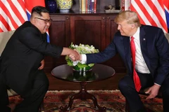 Nhà lãnh đạo Triều Tiên Kim Jong-un (trái) và Tổng thống Mỹ Donald Trump tại cuộc gặp ở Singapore ngày 12/6. (Ảnh: THX/TTXVN)