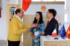 Khách tham quan trao đổi về cà phê với đại diện Thương vụ Việt Nam. (Ảnh: Ngự Bình/TTXVN)