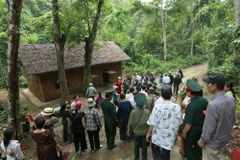 Du khách tham quan tại Sở Chỉ huy chiến dịch Điện Biên Phủ. (Ảnh: Xuân Tiến/TTXVN)