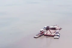 Tàu chở container đâm chìm sà lan trên sông Sài Gòn, 2 người mất tích