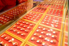 Người dân chọn mua vàng trang sức tại Tế Nam, thủ phủ tỉnh Sơn Đông, Trung Quốc. (Nguồn: THX/TTXVN)