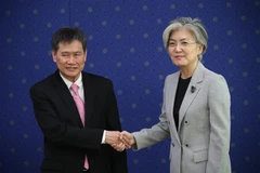 Ngoại trưởng Hàn Quốc Kang Kyung-wha (phải) tiếp Tổng thư ký Hiệp hội các quốc gia Đông Nam Á (ASEAN) Lim Jock Hoi tại thủ đô Seoul ngày 17/9. (Ảnh: YONHAP/TTXVN)