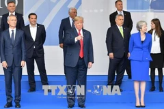 Tổng thư ký NATO Jens Stoltenberg, Tổng thống Mỹ Donald Trump, Thủ tướng Anh Theresa May cùng lãnh đạo các nước thành viên NATO chụp ảnh chung tại hội nghị thượng đỉnh NATO ngày 11/7. (Nguồn: AFP/TTXVN)