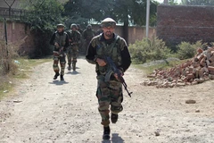 Binh sĩ Ấn Độ tuần tra tại Srinagar, thủ phủ mùa Hè của bang Kashmir do Ấn Độ kiểm soát. (Nguồn: THX/TTXVN)