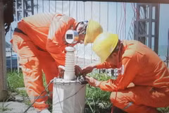 Công nhân Công ty Điện lực Quảng Ninh khắc phục sự cố sét đánh hỏng đường dây truyền tải điện 22kV khiến toàn bộ đảo huyện đảo Cô Tô mất điện. (Ảnh: Văn Đức/TTXVN)