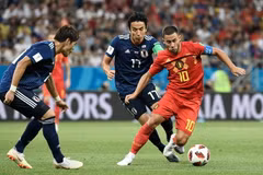 Cầu thủ Makoto Hasebe (giữa) của Nhật Bản kèm chặt Eden Hazard (phải) của Bỉ trong trận đấu tại vòng 1/8 World Cup 2018 ở Rostov-On-Don, Nga ngày 2/7. (Ảnh: AFP/TTXVN)