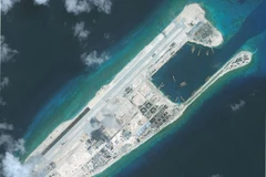 Đường băng phi pháp Trung Quốc xây dựng trên Đá Chữ Thập. (Nguồn: AFP)