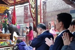 [Video] Giám đốc Kho bạc Nam Định bị cách chức vì đi lễ trong giờ làm