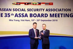 Bảo hiểm xã hội Việt Nam nhận giải thưởng hạng mục Công nghệ thông tin với Hệ thống thông tin giám định bảo hiểm y tế. (Ảnh: TTXVN)