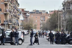 Cảnh sát Italy tuần tra tại Ostia. (Nguồn: AFP/TTXVN)