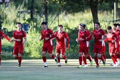 Các tuyển thủ Việt Nam chạy khởi động trước buổi tập chiều 29/11. (Ảnh: Hoàng Linh/TTXVN)