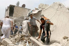 Một em bé Syria bị thương trong vụ không kích tại thành phố Aleppo ngày 25/8/2016. (Ảnh: AFP/TTXVN)