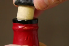 [Video] Cách khui một chai vang khi bạn không có dụng cụ mở